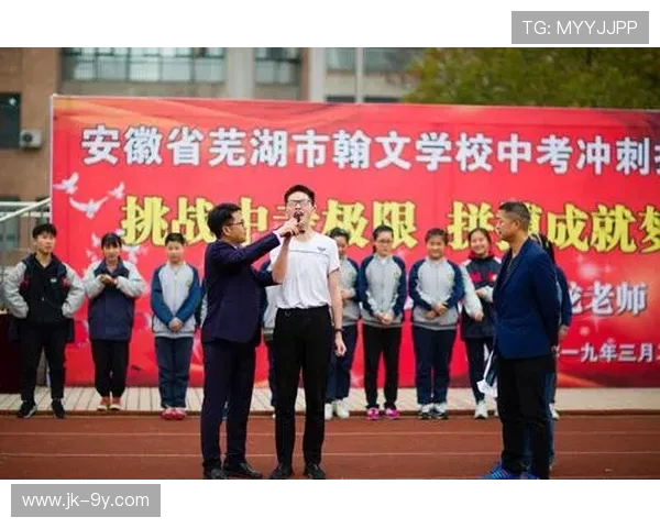 方块队在绿茵场上展开激烈角逐 力争足球世界冠军的梦想与挑战