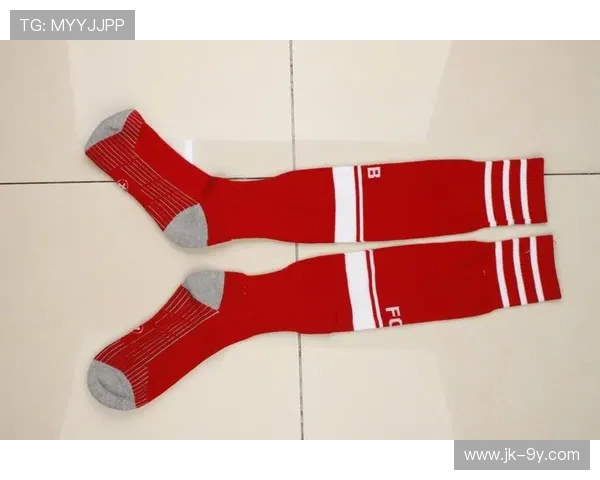 燃马足球长筒袜打造舒适护腿体验助力球场速度与激情全面提升